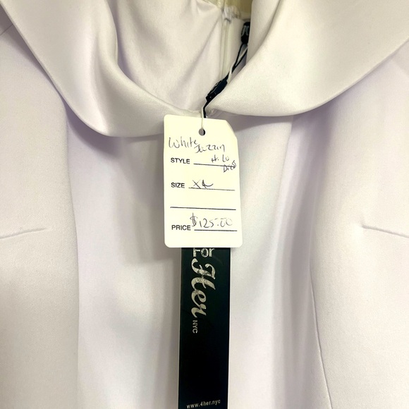 Brand new Never worn White High lo dress with puffy sleeves. Size Xl - Picture 3 of 3
